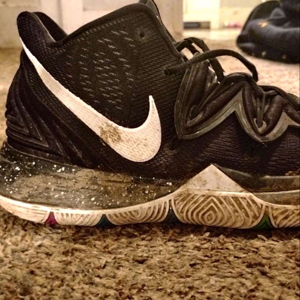 Us 10.5 Nike Kyries